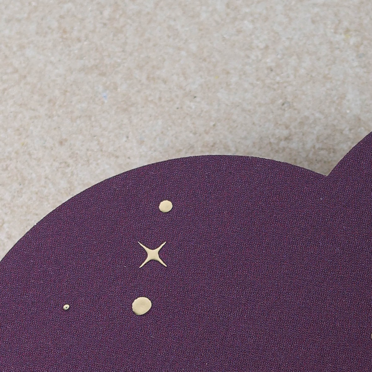 Paarse kaart met foliedruk